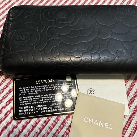 Chanel Camillia calfskin zip wallet. - Picture 12 of 12